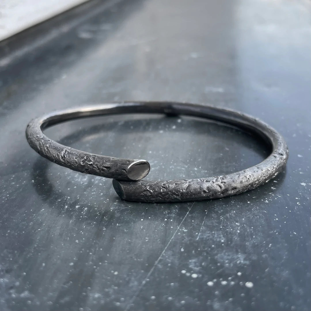 B1 bangle black with surface structure I shop.bkreb.com