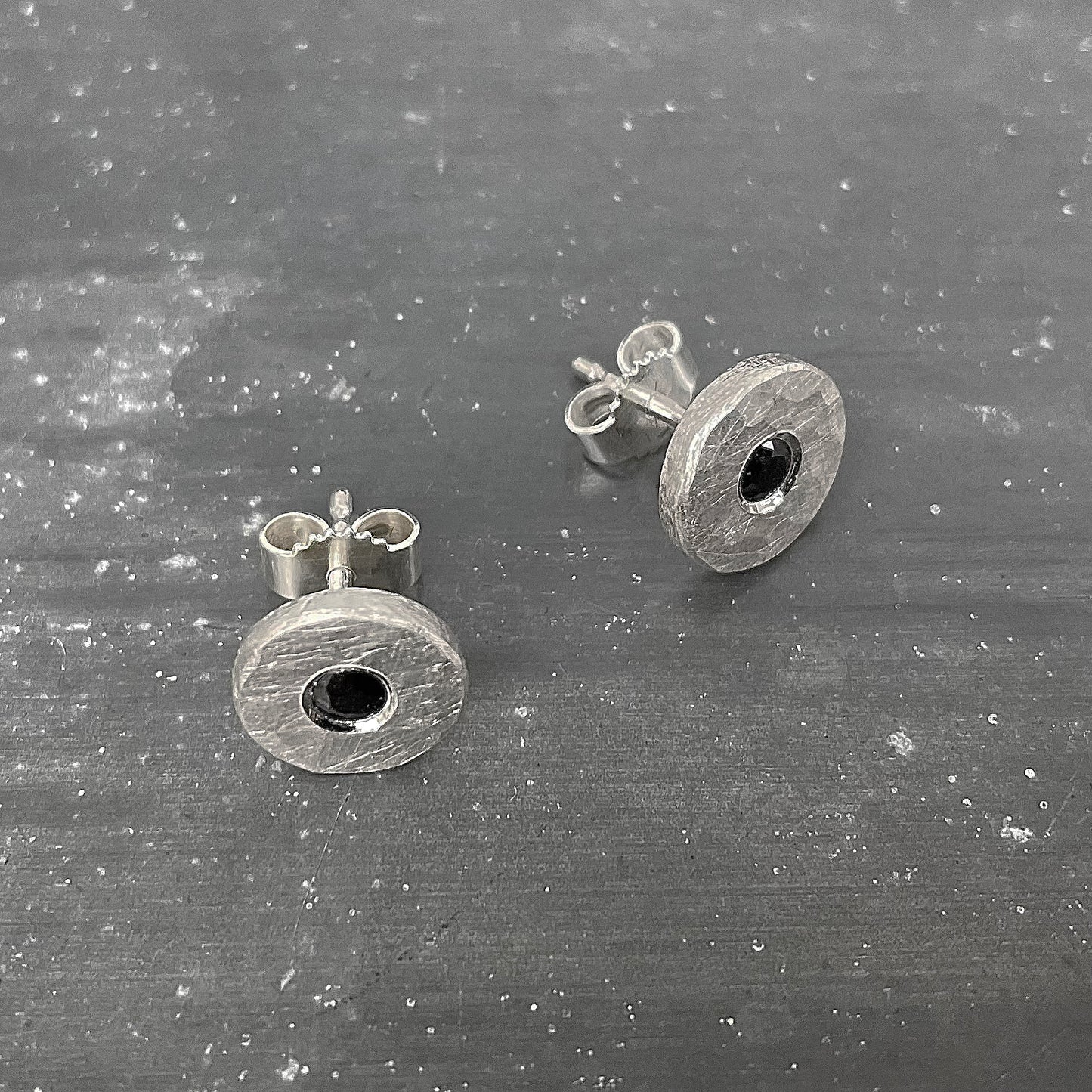 DOT earrings - Black Sapphire