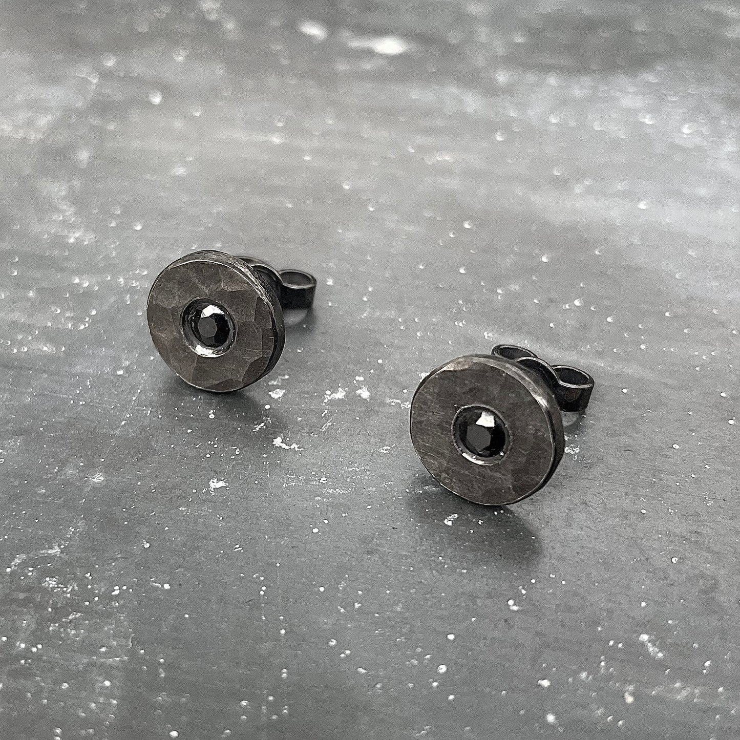 DOT earrings - Black Sapphire