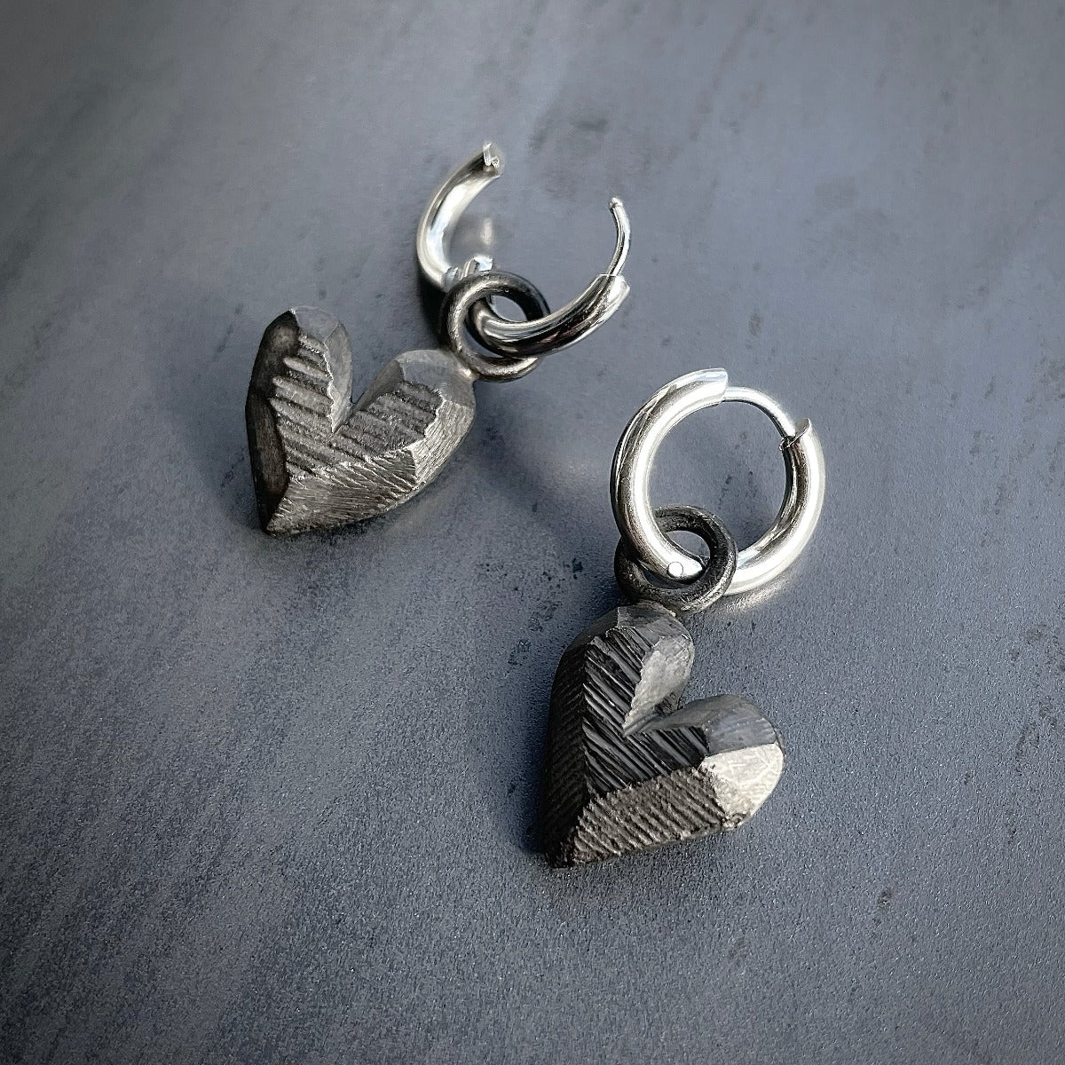 Icon hoops heart blackened matt