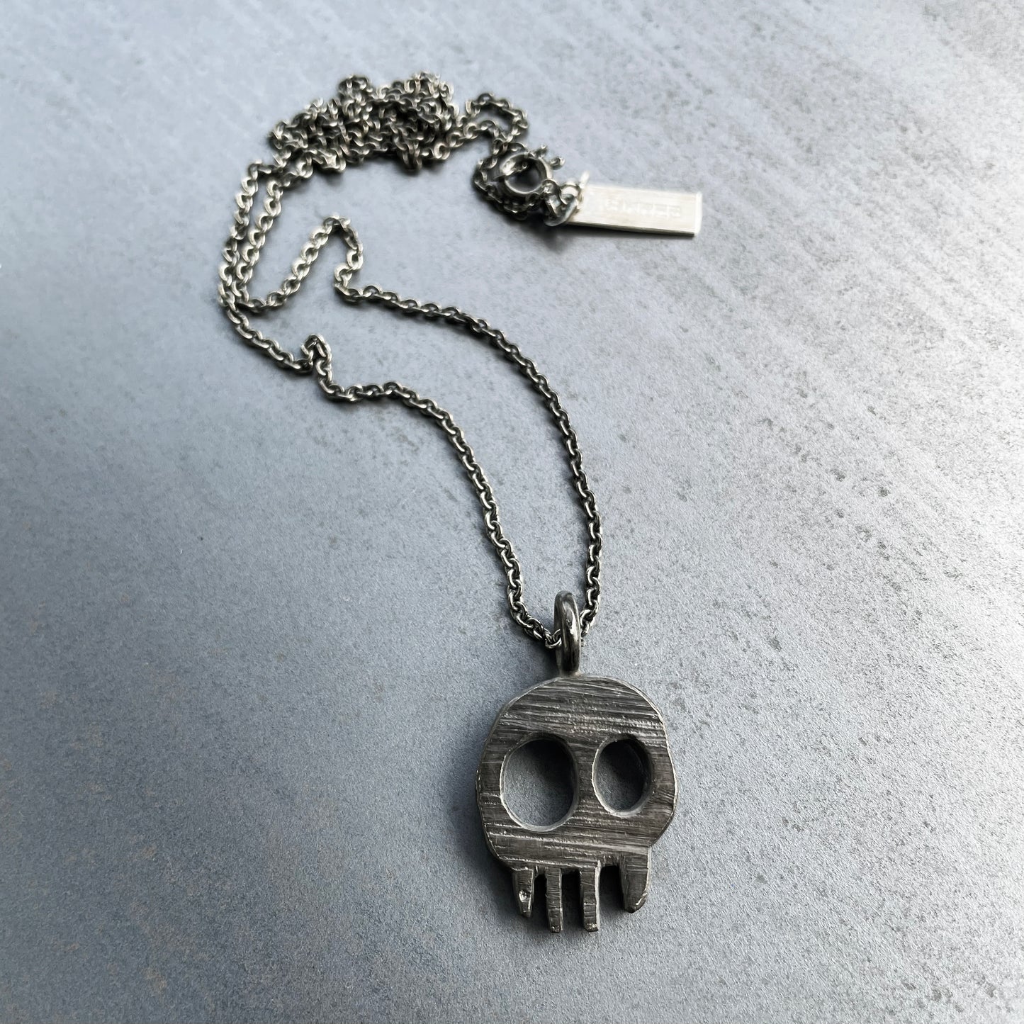 Skull necklace black