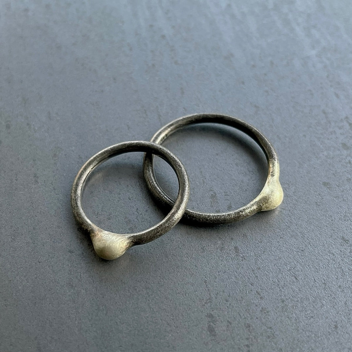 Pearl ring black with gold pearl