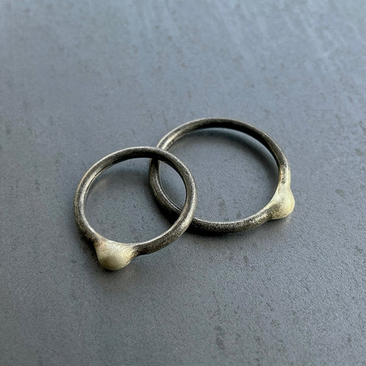 Pearl ring black with gold pearl