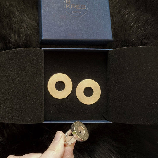 PLANE air earstuds 14 kt yellow gold and ring with Whitegrid Gallery logo