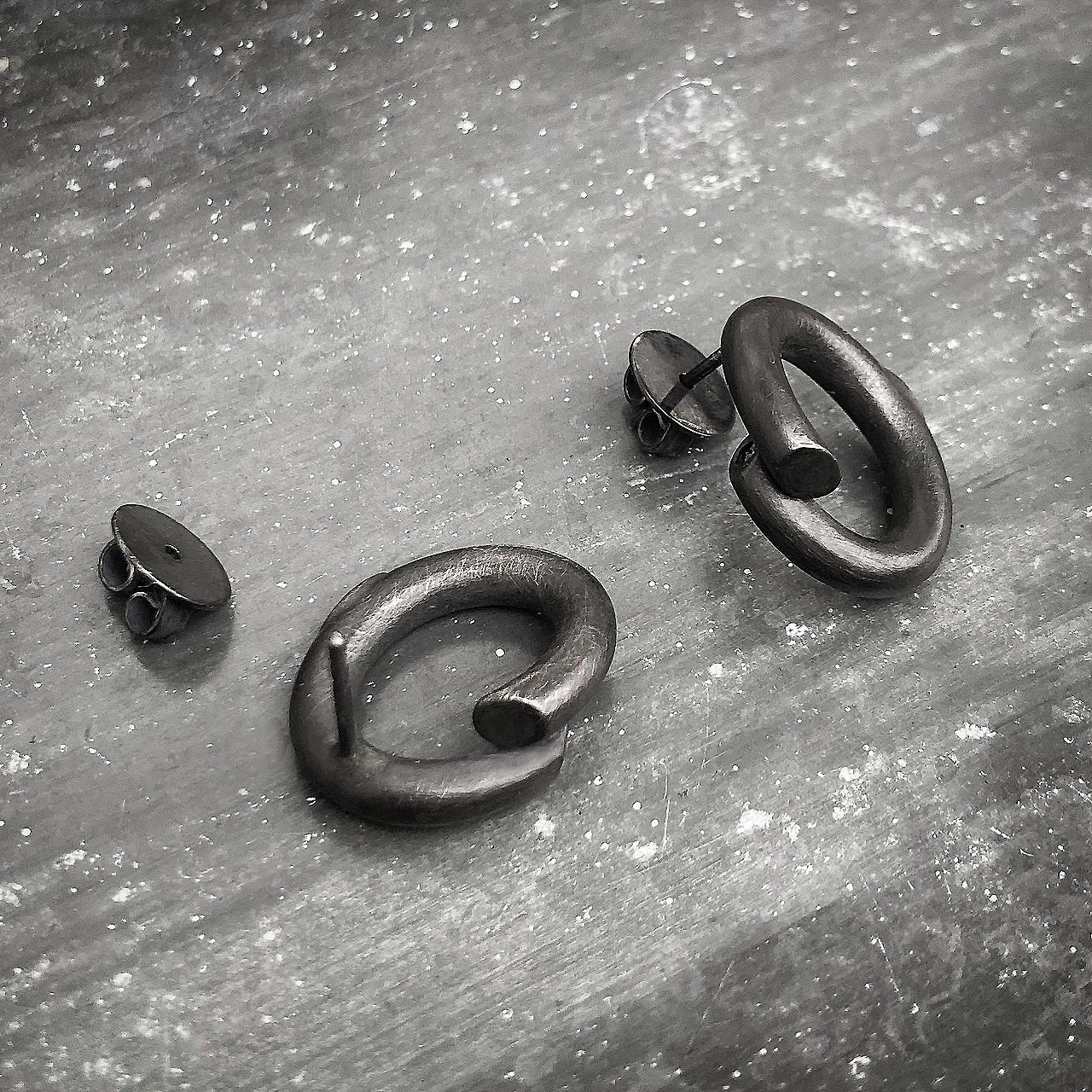 B1 earstuds black I shop.bkreb.com