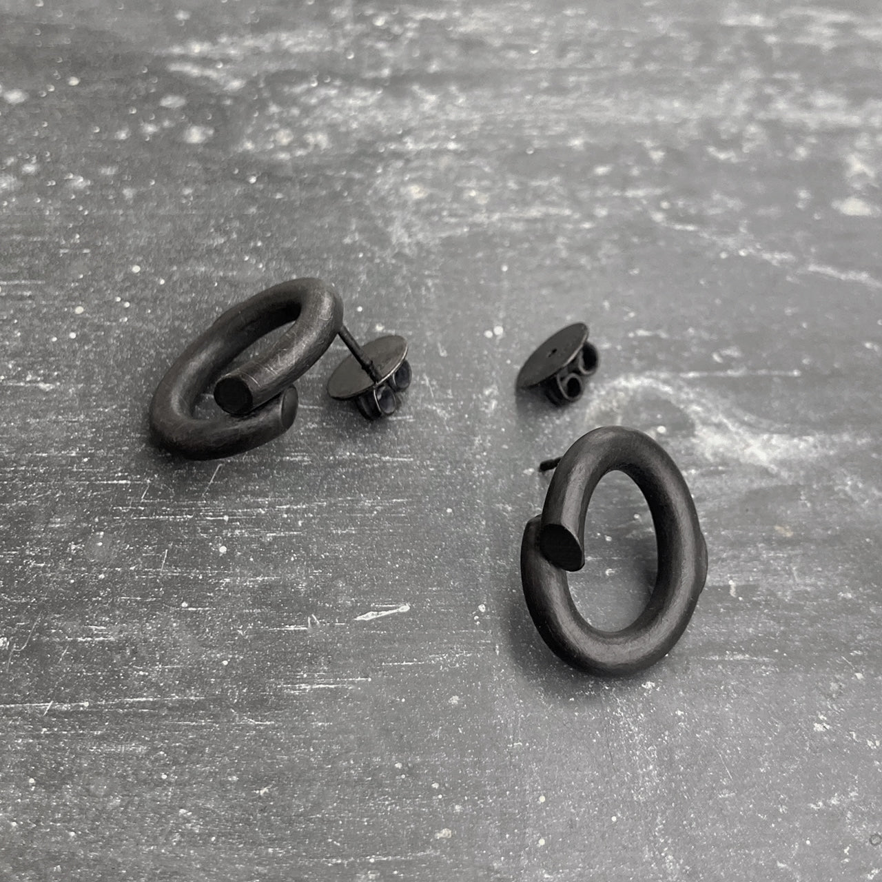 B1 earstuds black I shop.bkreb.com