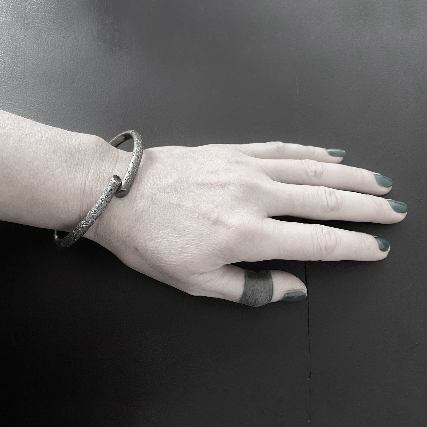 B1 bangle - Black - with rough surface structure