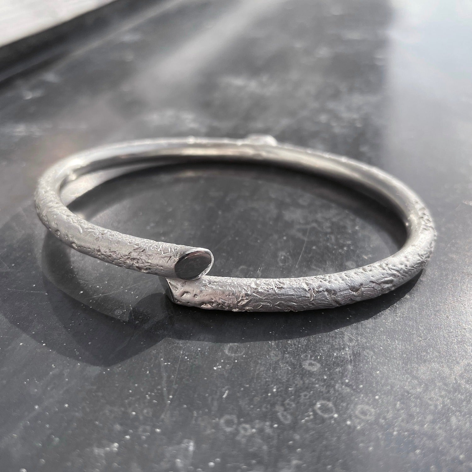 B1 bangle silver with surface structure front view I shop.bkreb.com