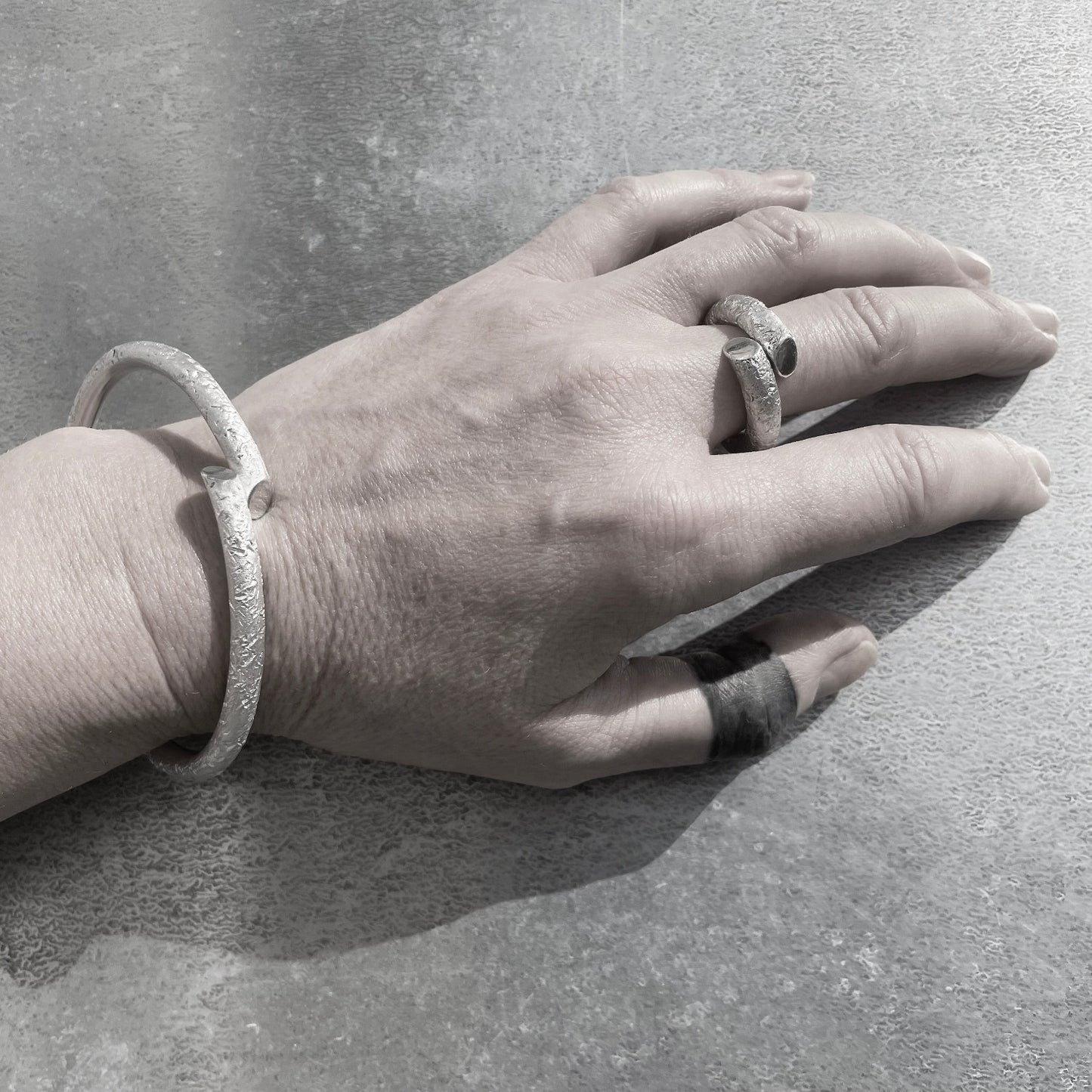 B1 bangle and ring silver with surface structure I shop.bkreb.com