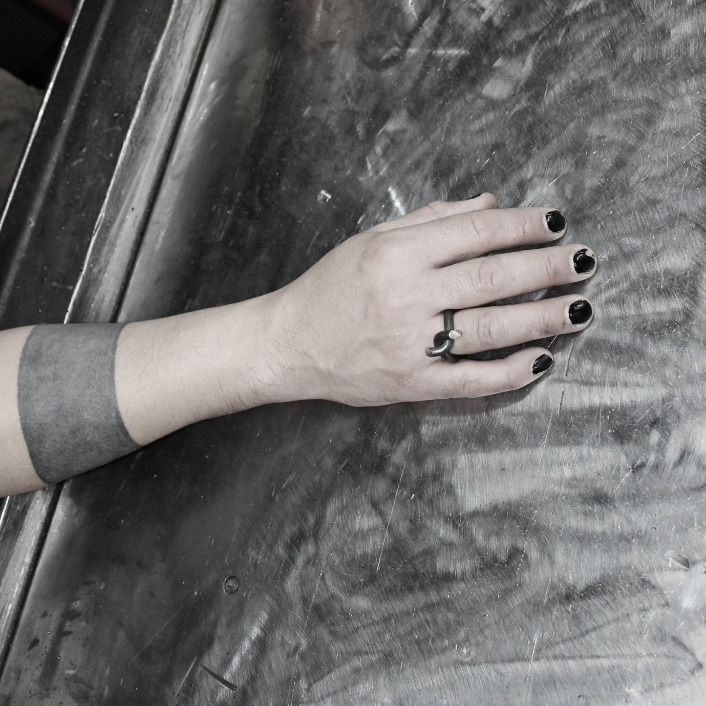 BARB ring M black worn I shop.bkreb.com