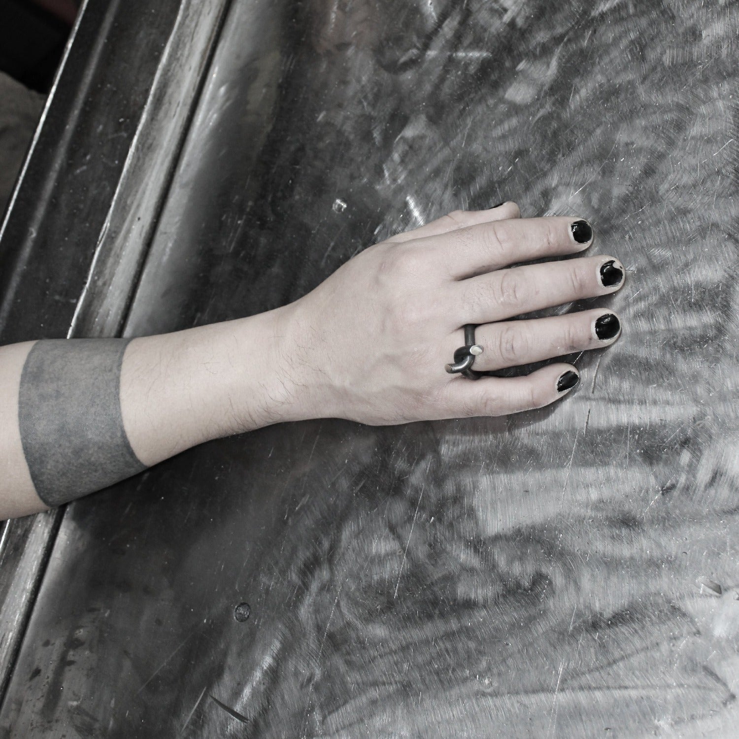 BARB ring M black worn I shop.bkreb.com