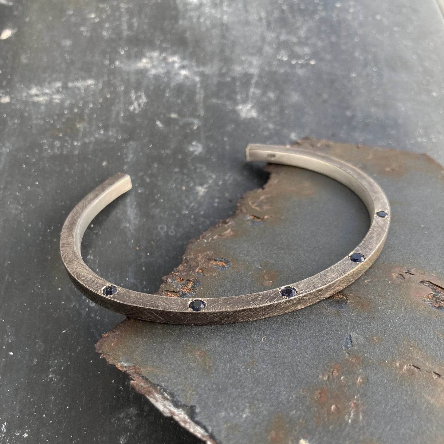 SQ5 bracelet - L - with blue sapphires