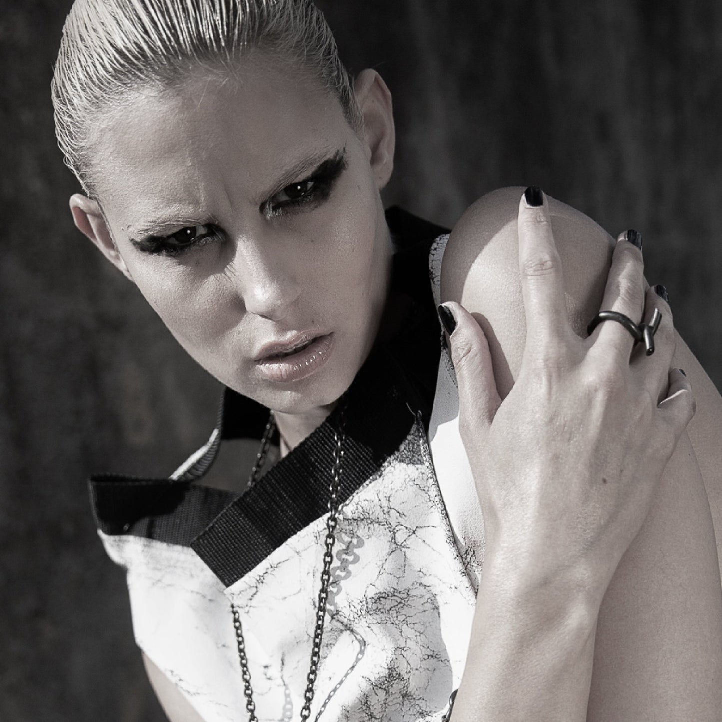 BARB ring S  black  worn by Lisa Sophie Baermann Foto by Matthias Preiss Outfit by Uy Studio Berlin I shop.bkreb.com