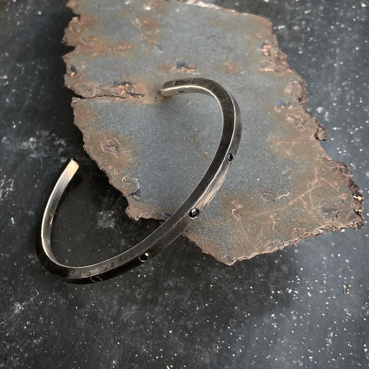 SQ5 bracelet - M - with black sapphires