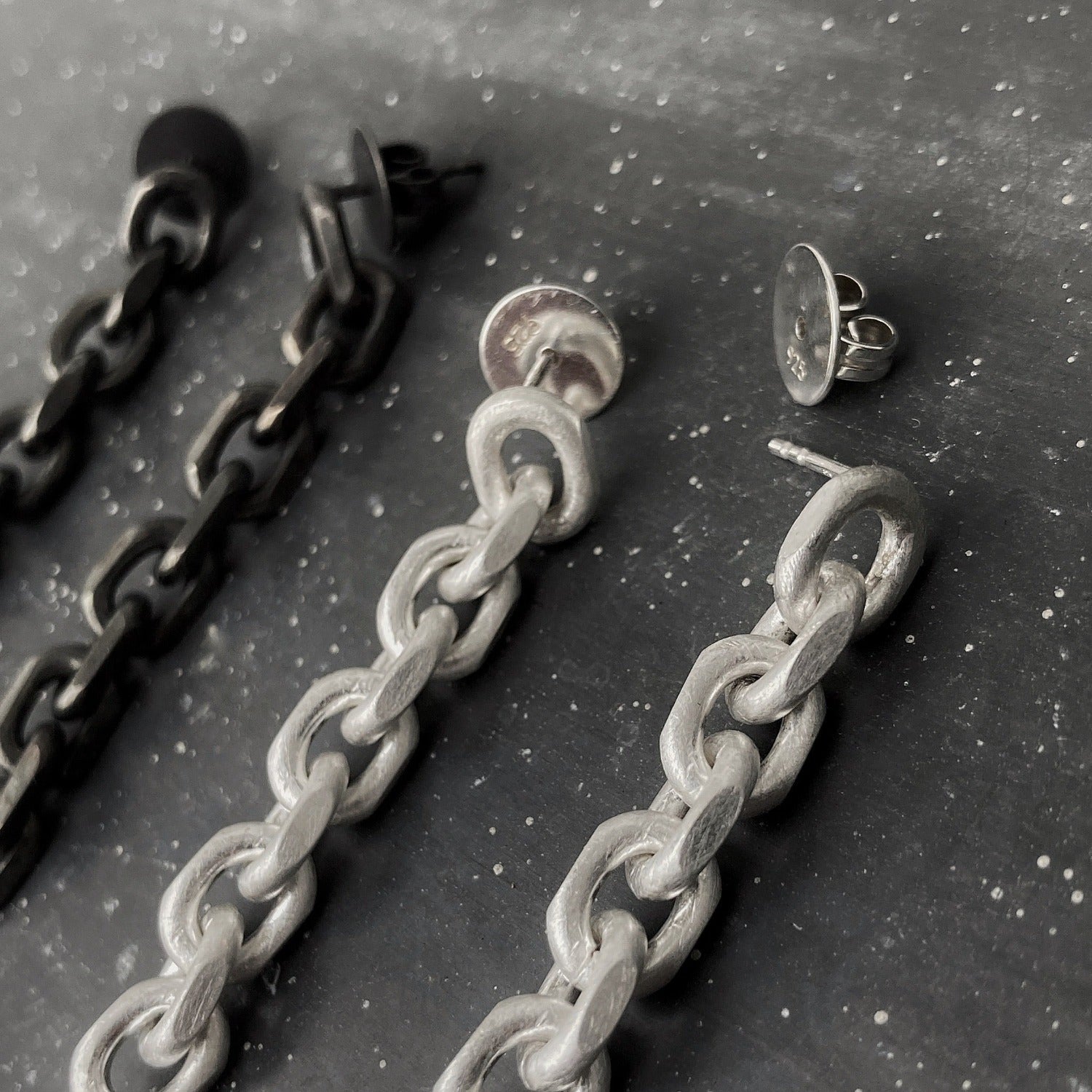 CHAIN earrings silver and black with diamond cut S close up I shop.bkreb.com