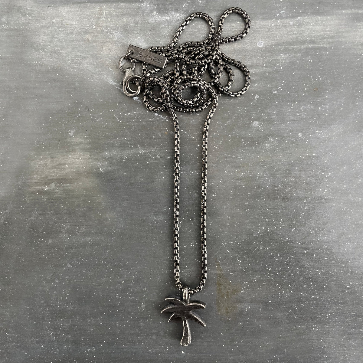 Palm necklace blackend