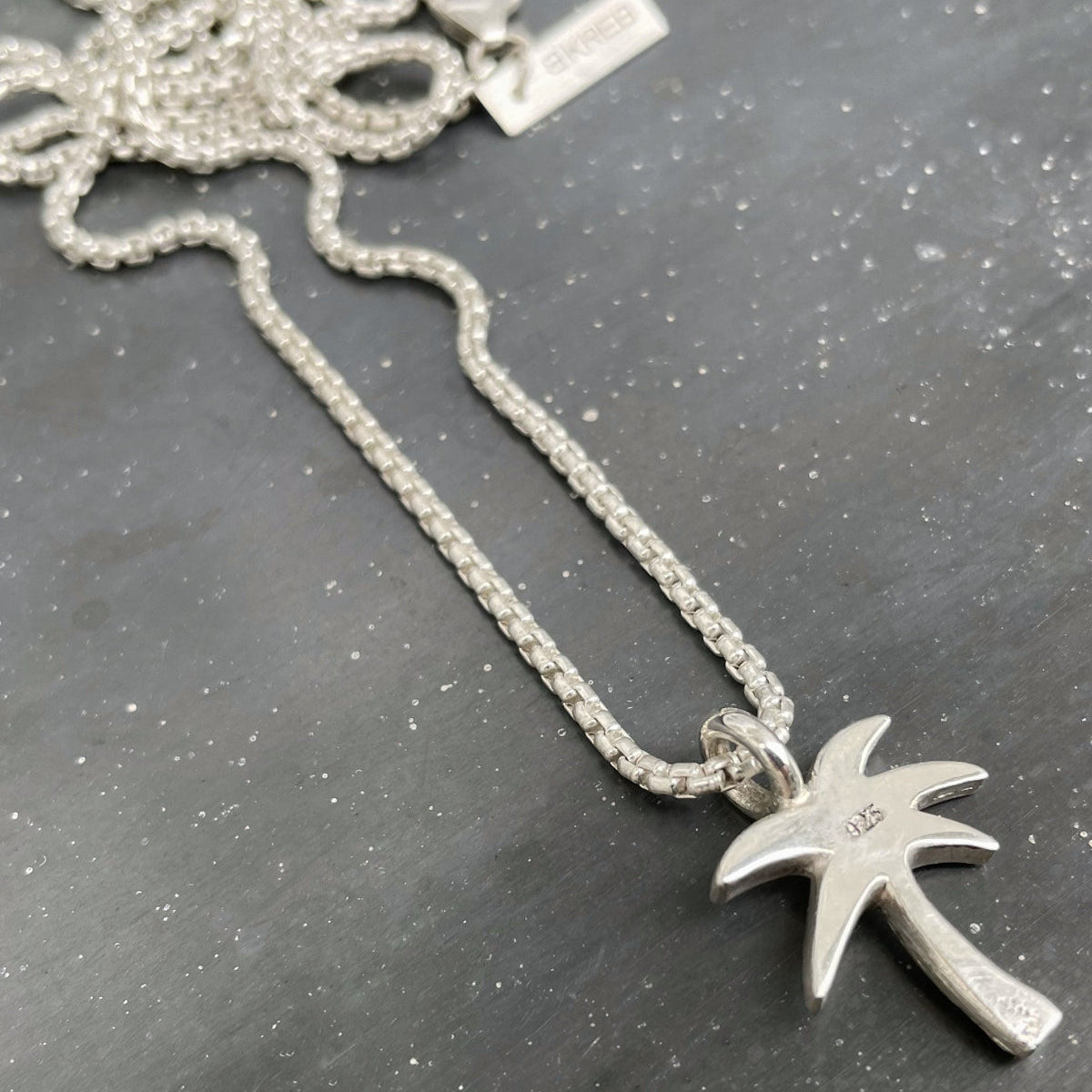 Palm necklace silver detail