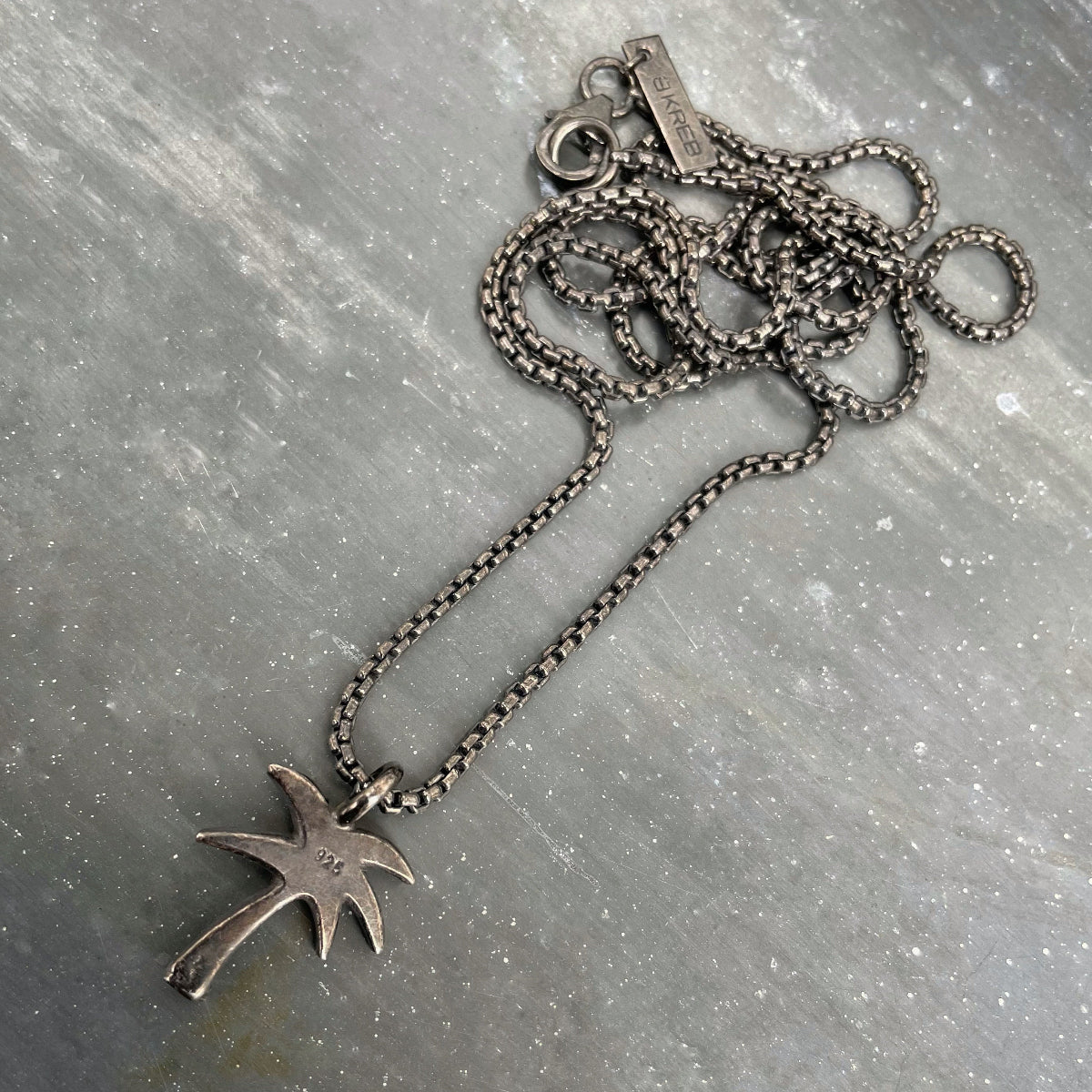 Palm necklace black back side