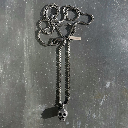 Skull necklace 3 D black