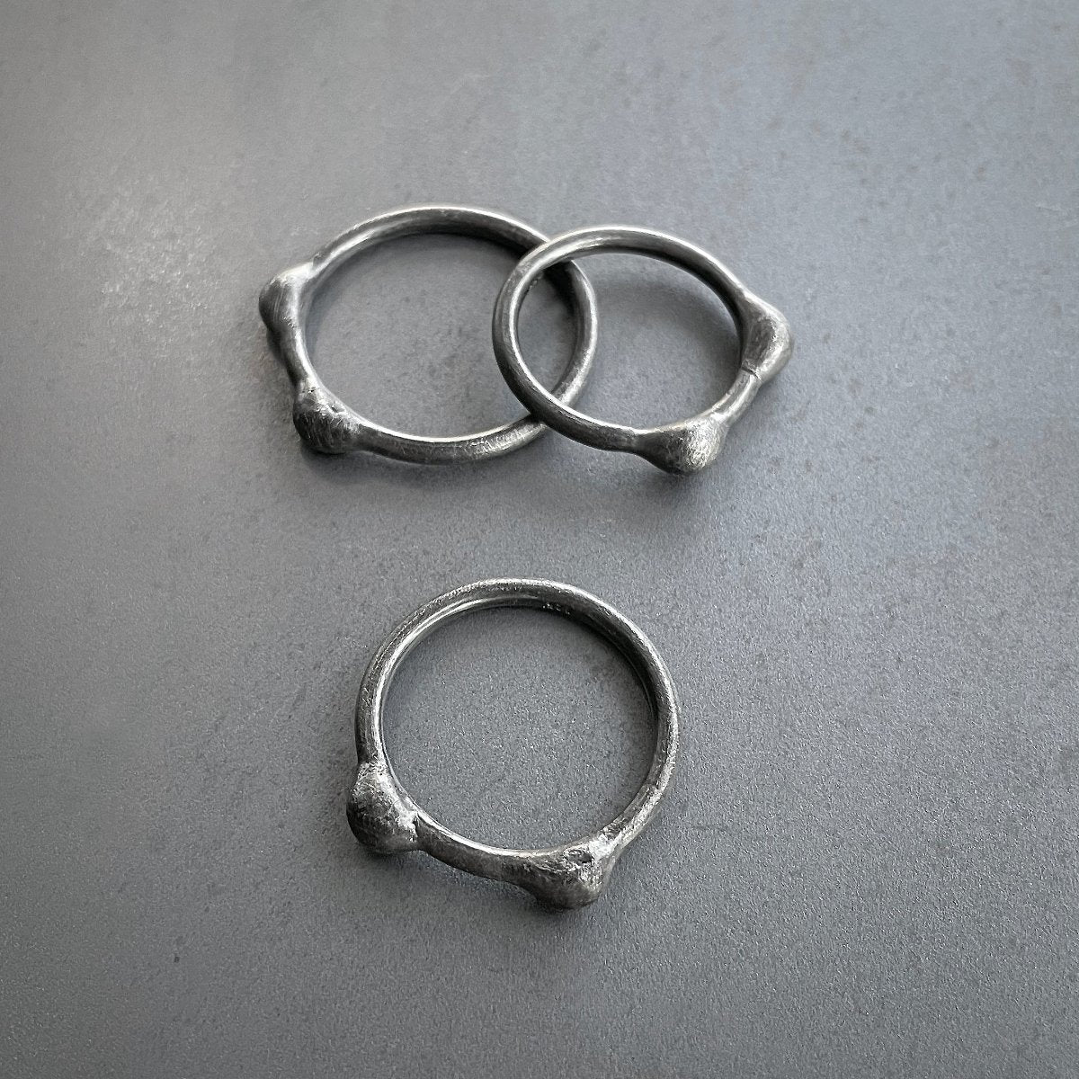 Jag rings blackened silver with two silver pearls different sizes