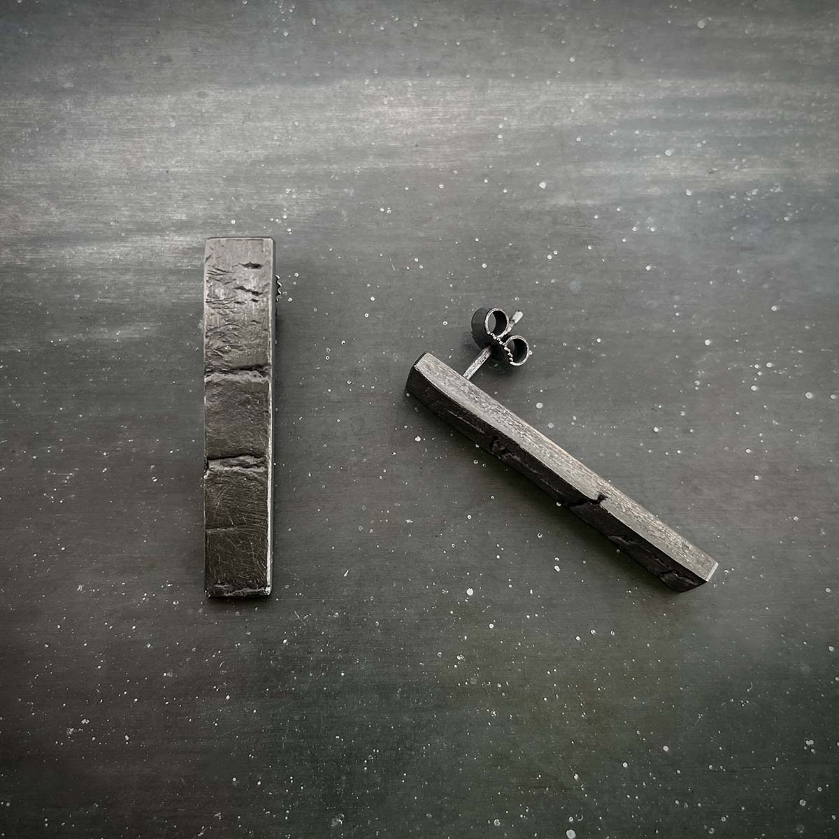 De V earrings M black