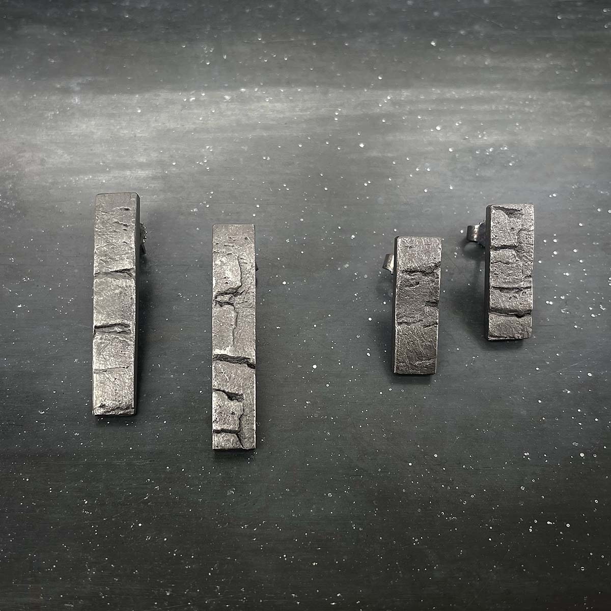 De V ear studs S and M