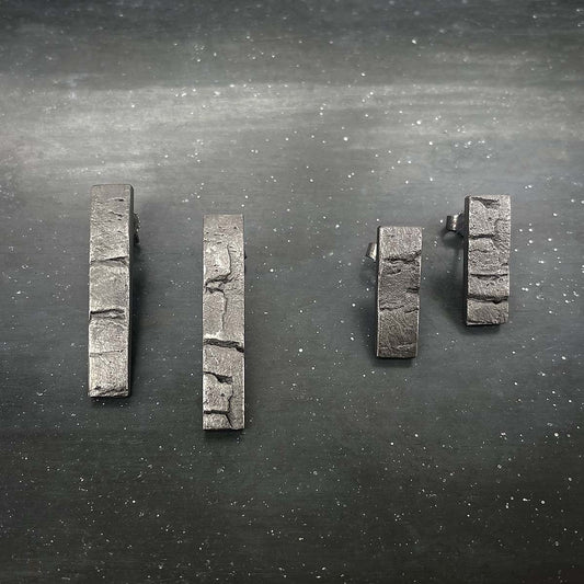 De V ear studs S and M