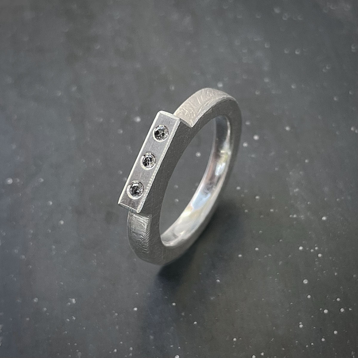 SIG STN ring silver with salt & pepper diamonds