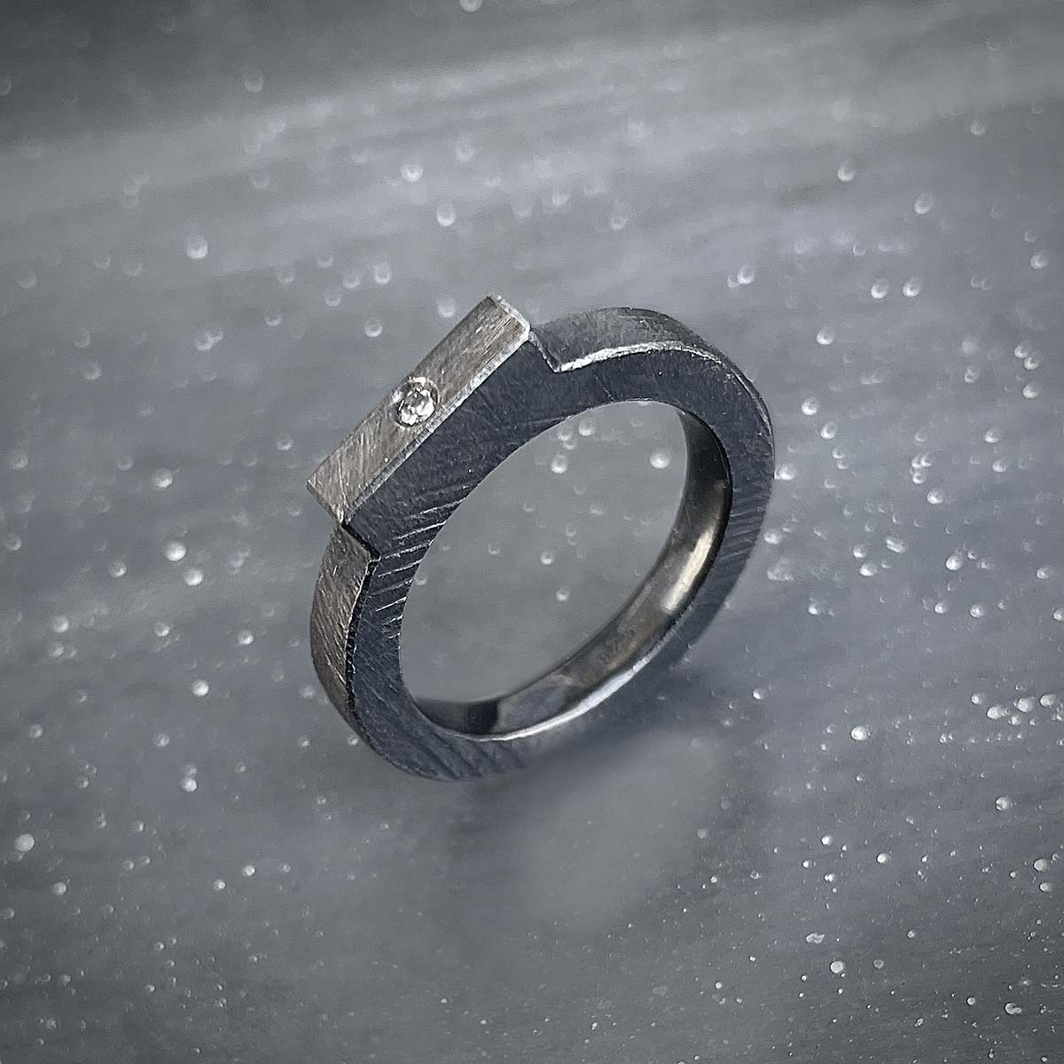 SIG STN ring black with salt & pepper diamond