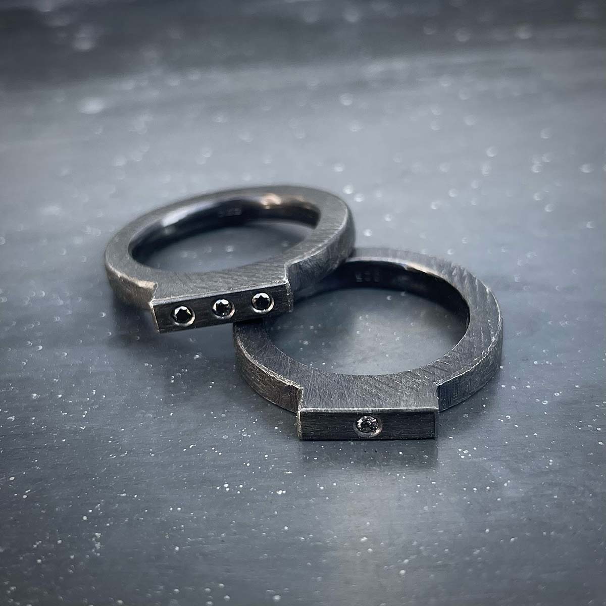 SIG STN rings black with diamonds
