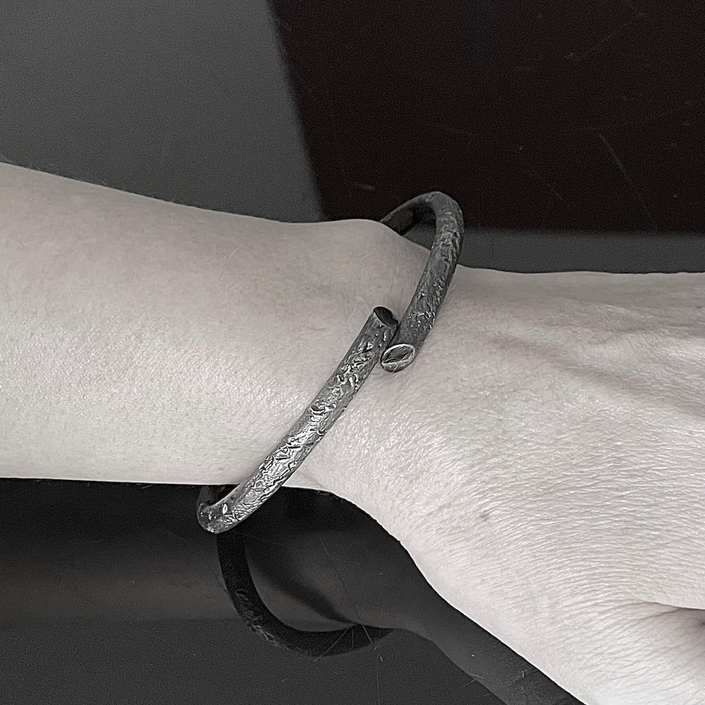 B1 bangle - Black - with rough surface structure