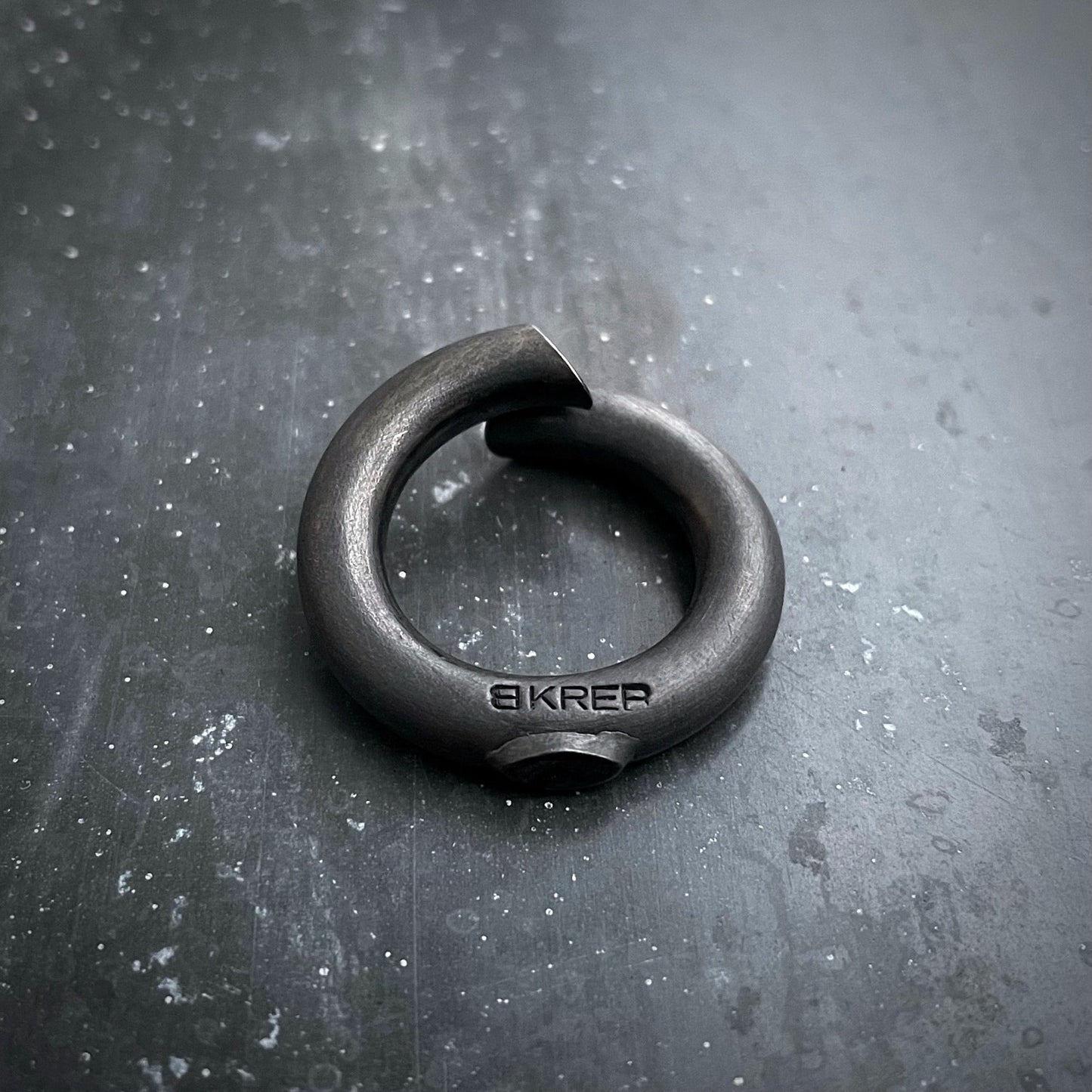 B1 ring black with precious stones back side I shop.bkreb.com